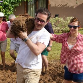 Moving mud to build a traditional quincha home in Panama – Best Places In The World To Retire – International Living